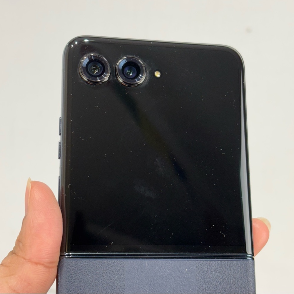 motorola razr 2024 USB Type-C XT2451-2
12+256GB Midnight Blue foldable phone - Picture 7 of 17